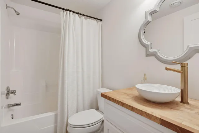 $925,000 | 7 Bayhill Road, Dellwood, MN 55110