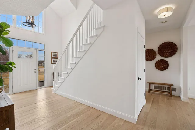 $925,000 | 7 Bayhill Road, Dellwood, MN 55110