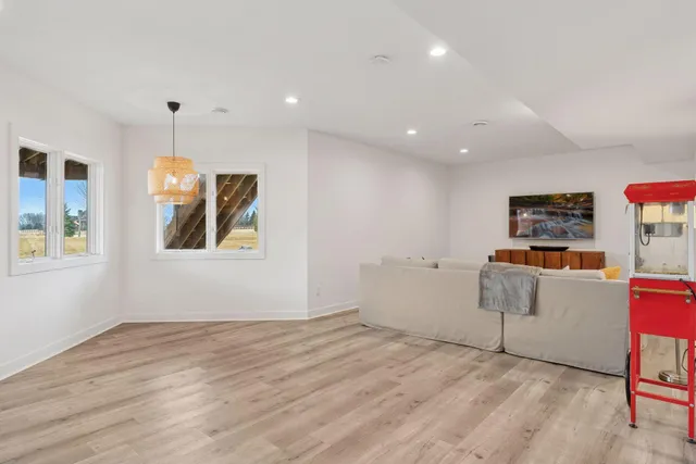 $925,000 | 7 Bayhill Road, Dellwood, MN 55110