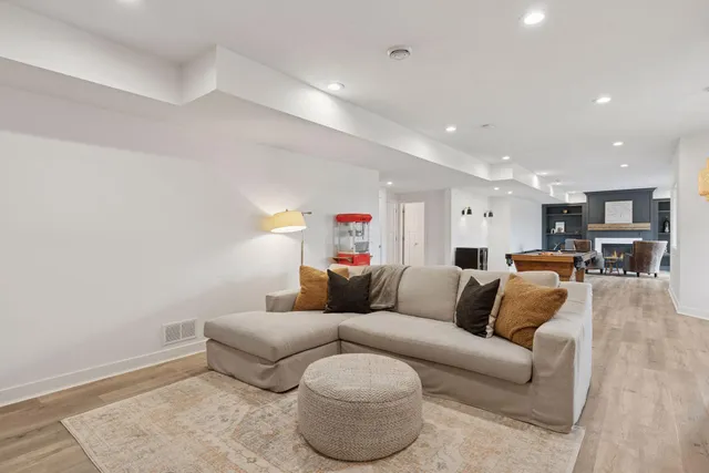 $925,000 | 7 Bayhill Road, Dellwood, MN 55110