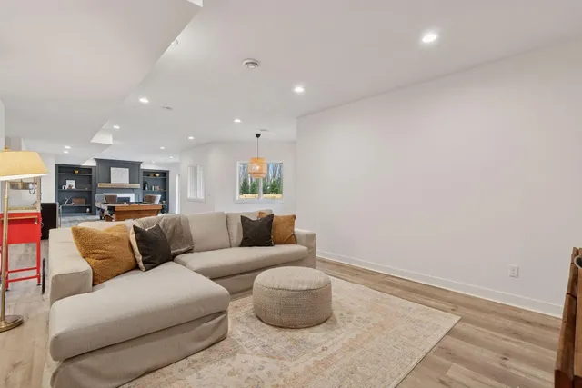 $925,000 | 7 Bayhill Road, Dellwood, MN 55110