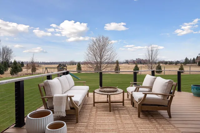 $925,000 | 7 Bayhill Road, Dellwood, MN 55110