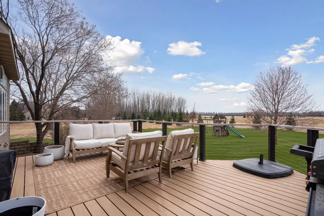 $925,000 | 7 Bayhill Road, Dellwood, MN 55110