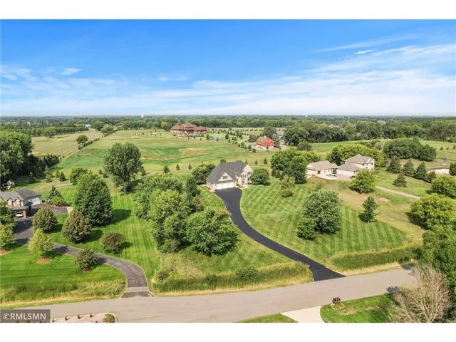 $925,000 | 7 Bayhill Road, Dellwood, MN 55110