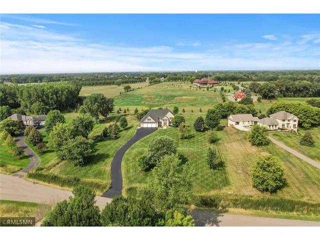 $925,000 | 7 Bayhill Road, Dellwood, MN 55110