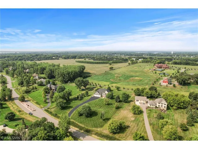 $925,000 | 7 Bayhill Road, Dellwood, MN 55110