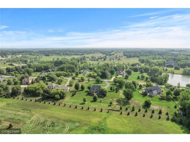 $925,000 | 7 Bayhill Road, Dellwood, MN 55110