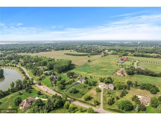 $925,000 | 7 Bayhill Road, Dellwood, MN 55110