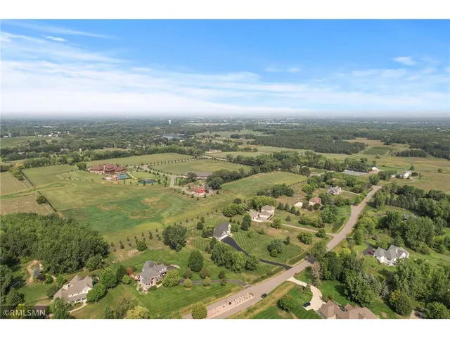 $925,000 | 7 Bayhill Road, Dellwood, MN 55110
