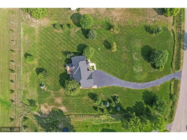 $925,000 | 7 Bayhill Road, Dellwood, MN 55110