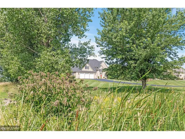 $925,000 | 7 Bayhill Road, Dellwood, MN 55110