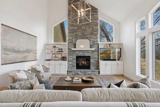 $925,000 | 7 Bayhill Road, Dellwood, MN 55110