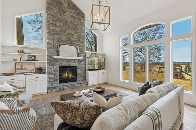 $925,000 | 7 Bayhill Road, Dellwood, MN 55110