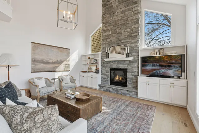 $925,000 | 7 Bayhill Road, Dellwood, MN 55110