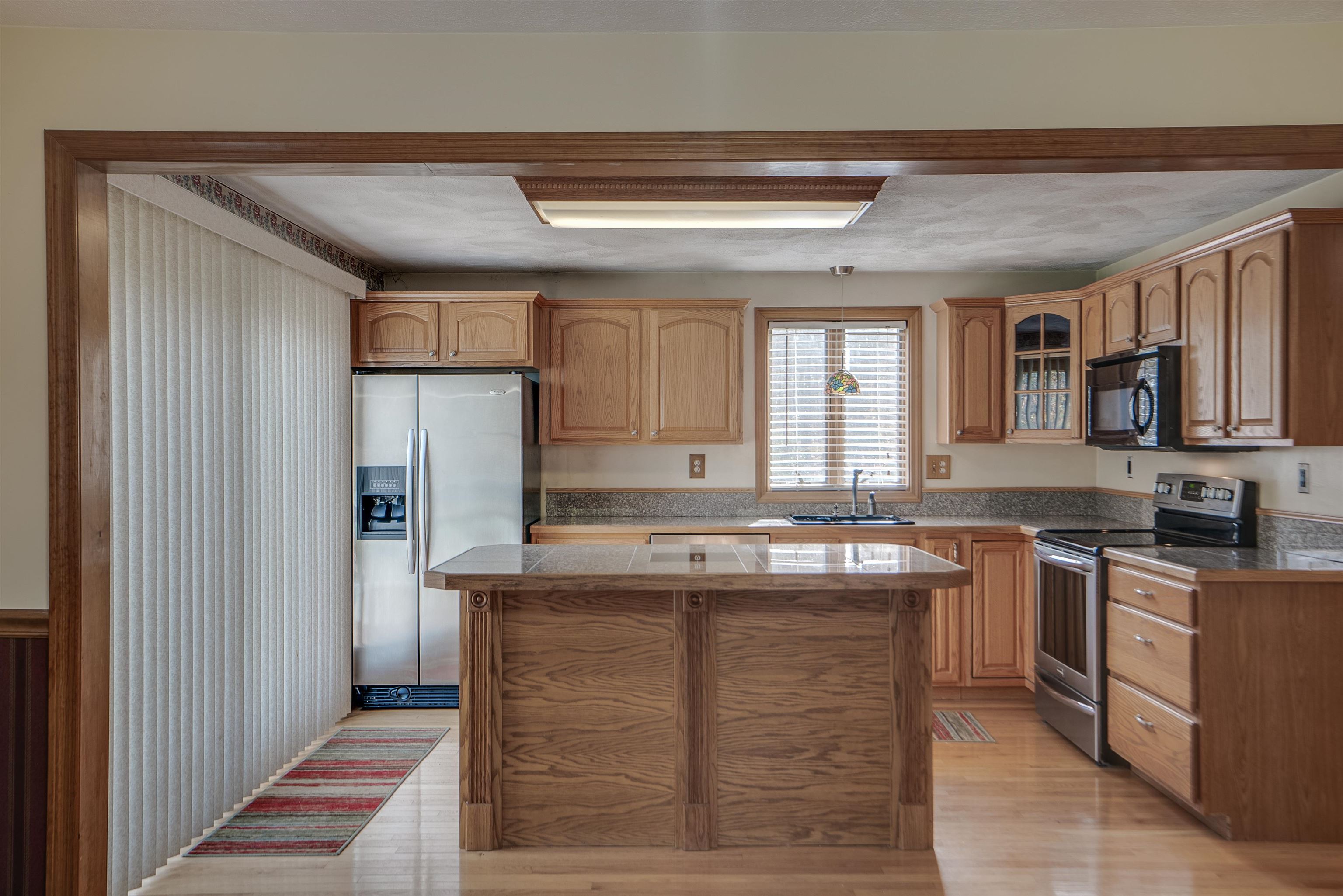 46 Castle Hill Road Pelham, NH 03076 - Photo 3 of 37