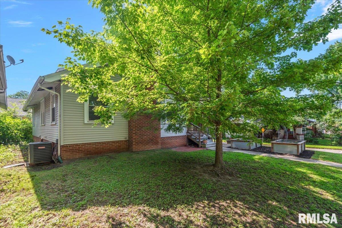 872 South MacArthur Boulevard Springfield, IL 62704 - Photo 3 of 37