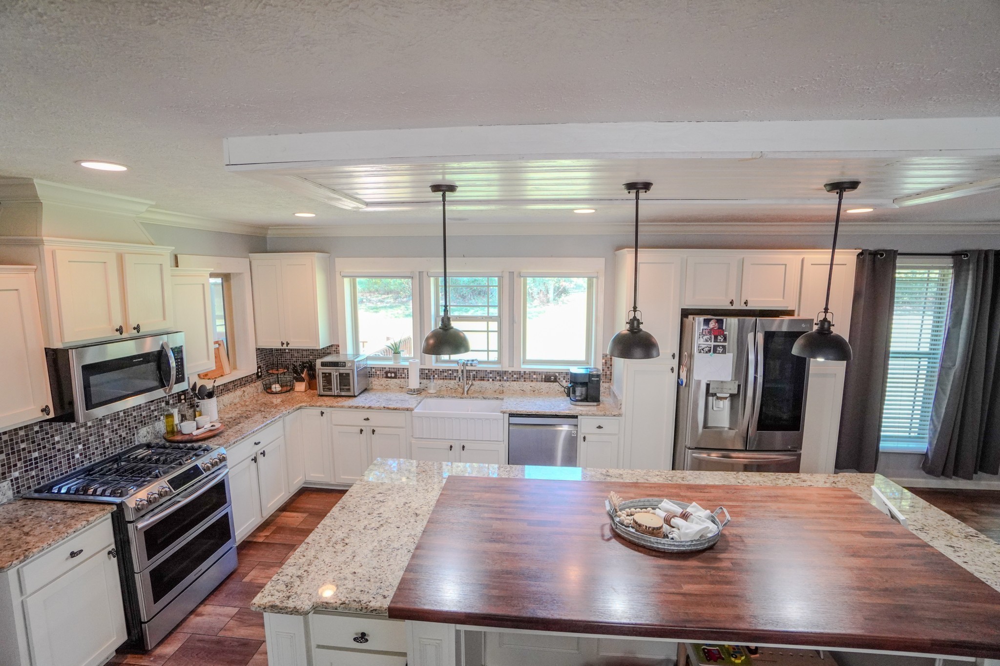 137 Hawkins Road Westmoreland, TN 37186 - Photo 2 of 71 a kitchen with a sink stove and refrigerator