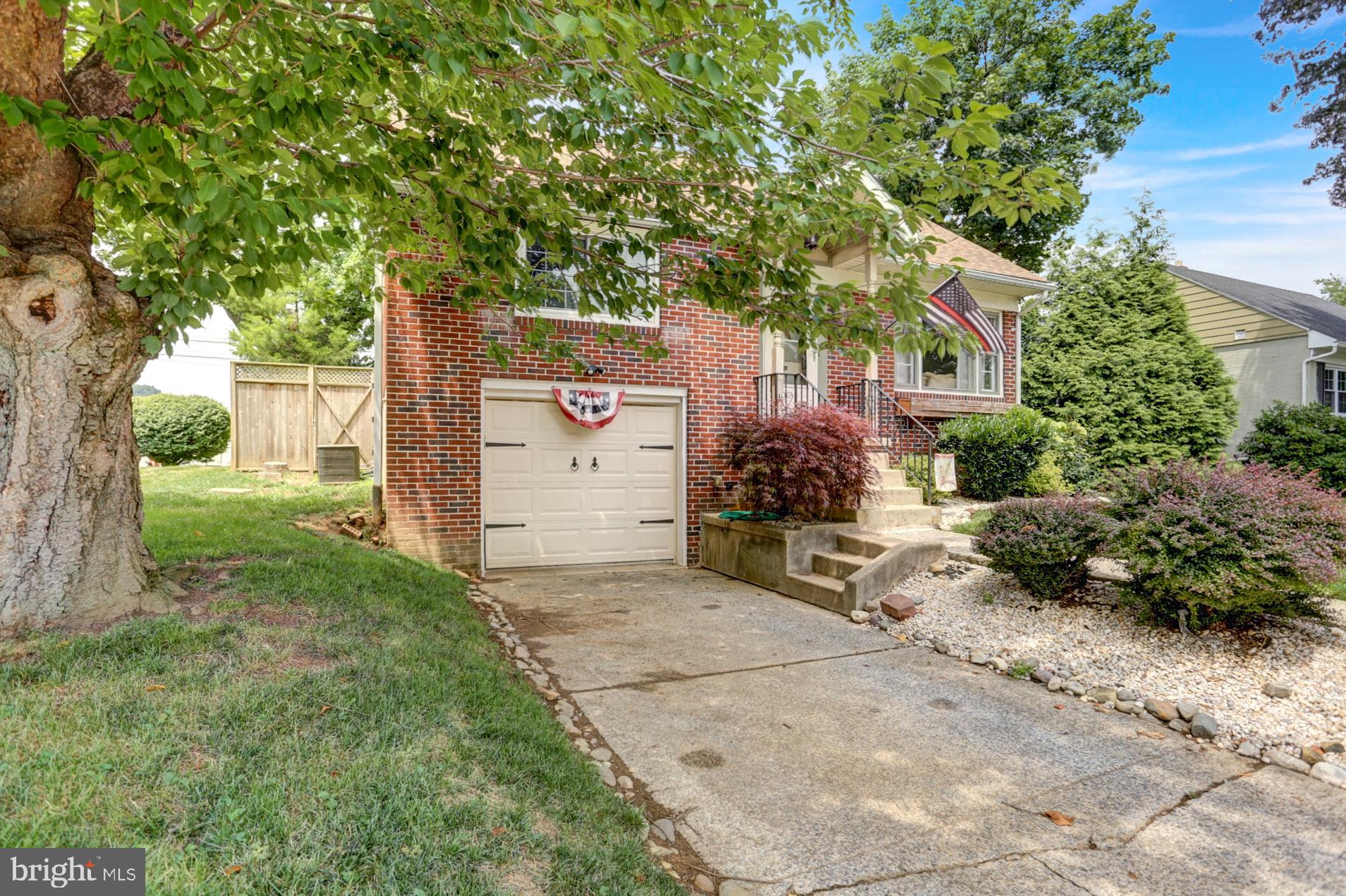 527 Harding Avenue Reading, PA 19607 - Photo 3 of 32