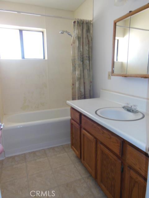 62323 Mars Drive Joshua Tree, CA 92252 - Photo 18 of 26 a bathroom with a sink a mirror and a bathtub