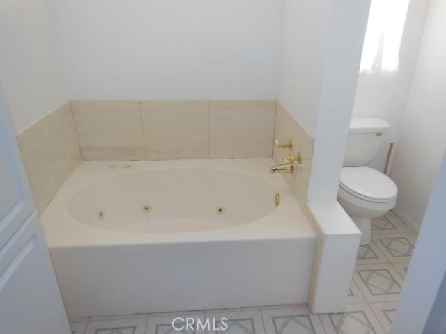 62323 Mars Drive Joshua Tree, CA 92252 - Photo 23 of 26 a bathroom with a bathtub and toilet