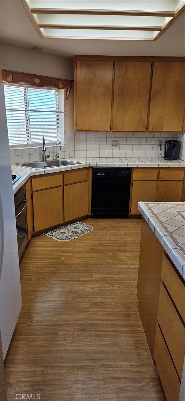 62323 Mars Drive Joshua Tree, CA 92252 - Photo 5 of 26 a kitchen with a sink a stove and cabinets