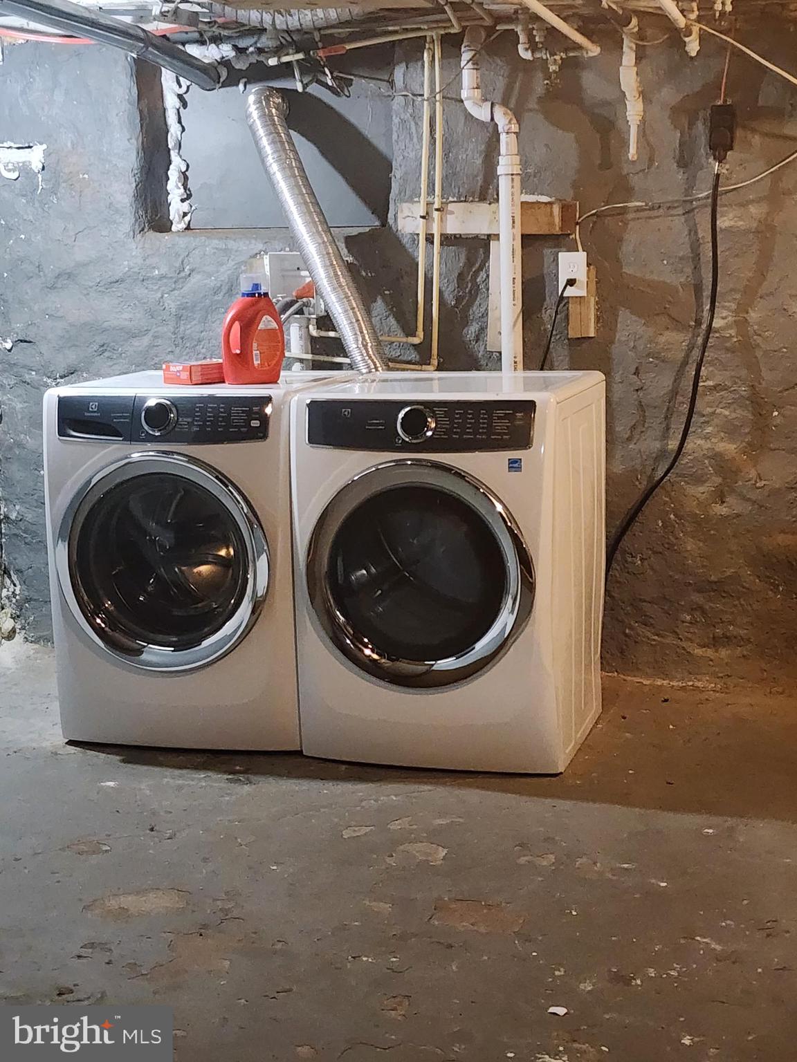 622 Allendale Street Baltimore, MD 21229 - Photo 23 of 29 a utility room with dryer and washer