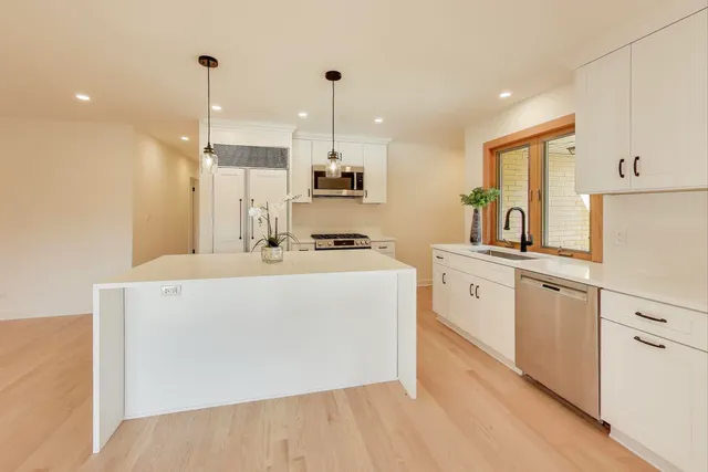 $715,000 | 656 Jon Lane, Des Plaines, IL 60016