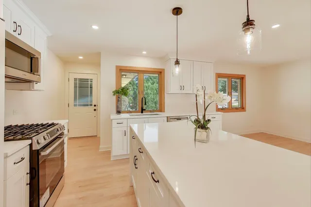 $715,000 | 656 Jon Lane, Des Plaines, IL 60016