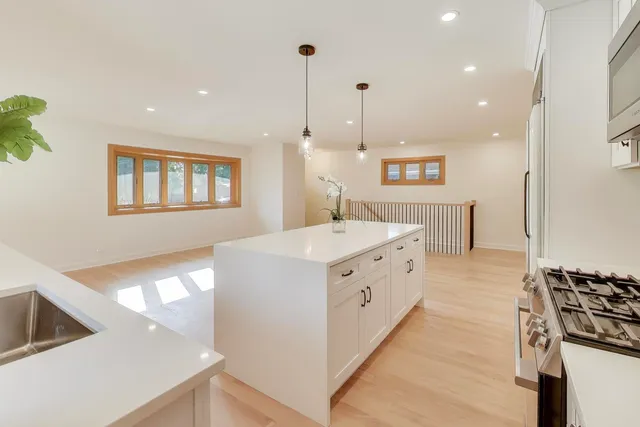 $715,000 | 656 Jon Lane, Des Plaines, IL 60016