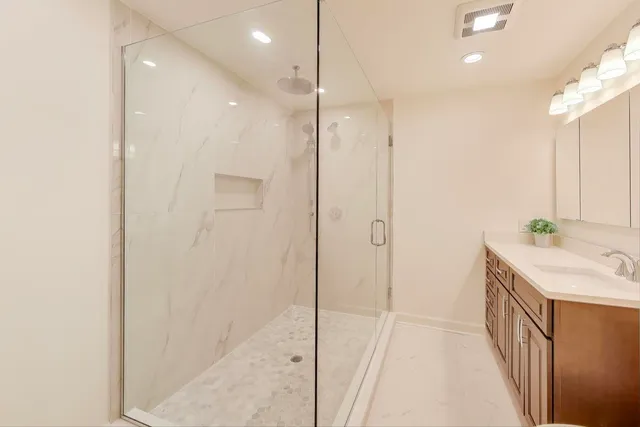 $715,000 | 656 Jon Lane, Des Plaines, IL 60016