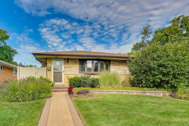 $715,000 | 656 Jon Lane, Des Plaines, IL 60016
