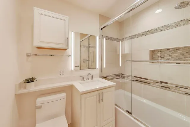 $715,000 | 656 Jon Lane, Des Plaines, IL 60016