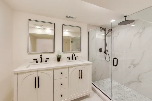 $715,000 | 656 Jon Lane, Des Plaines, IL 60016