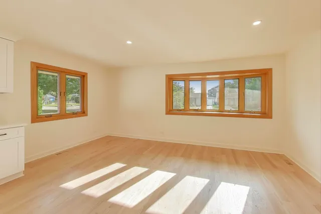 $715,000 | 656 Jon Lane, Des Plaines, IL 60016