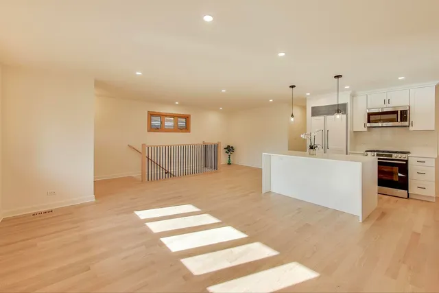 $715,000 | 656 Jon Lane, Des Plaines, IL 60016