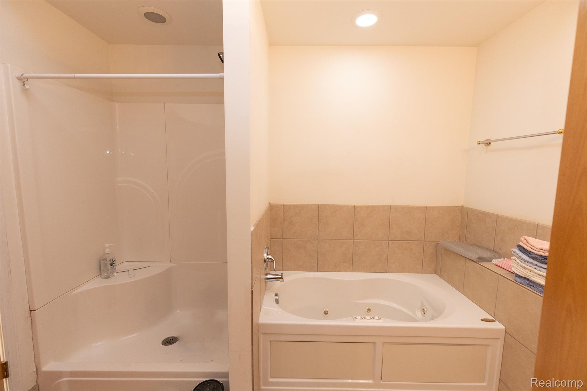 9 Utica Road Pontiac, MI 48341 - Photo 16 of 33 Primary Bath
