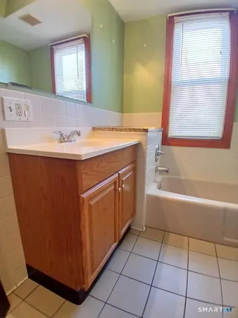 $1,600 | 652 High Street, Middletown, CT 06457