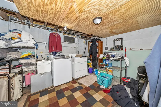 a view of entryway with workspace