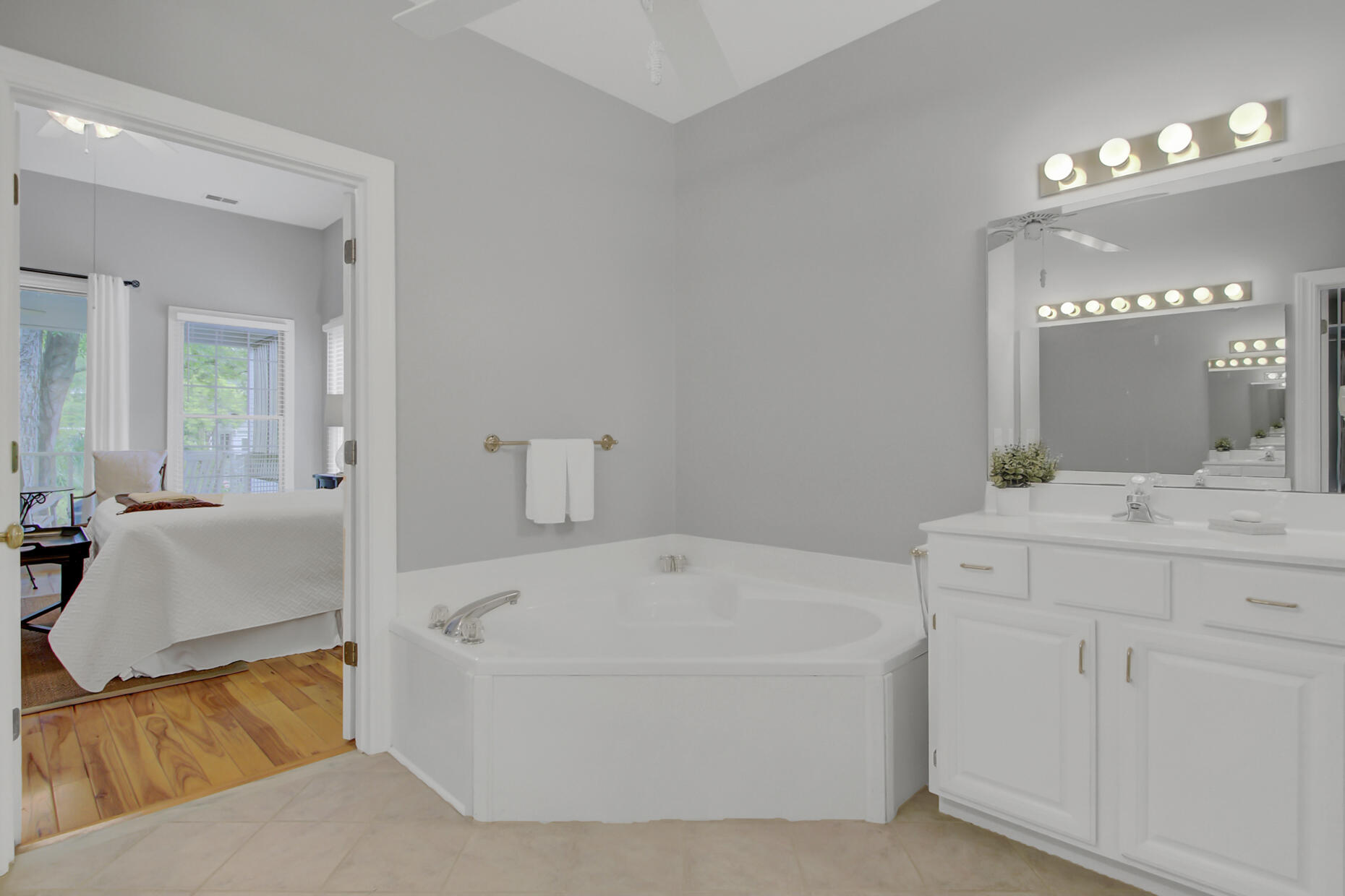 3089 Linksland Road Mount Pleasant, SC 29466 - Photo 20 of 34 master bath tub