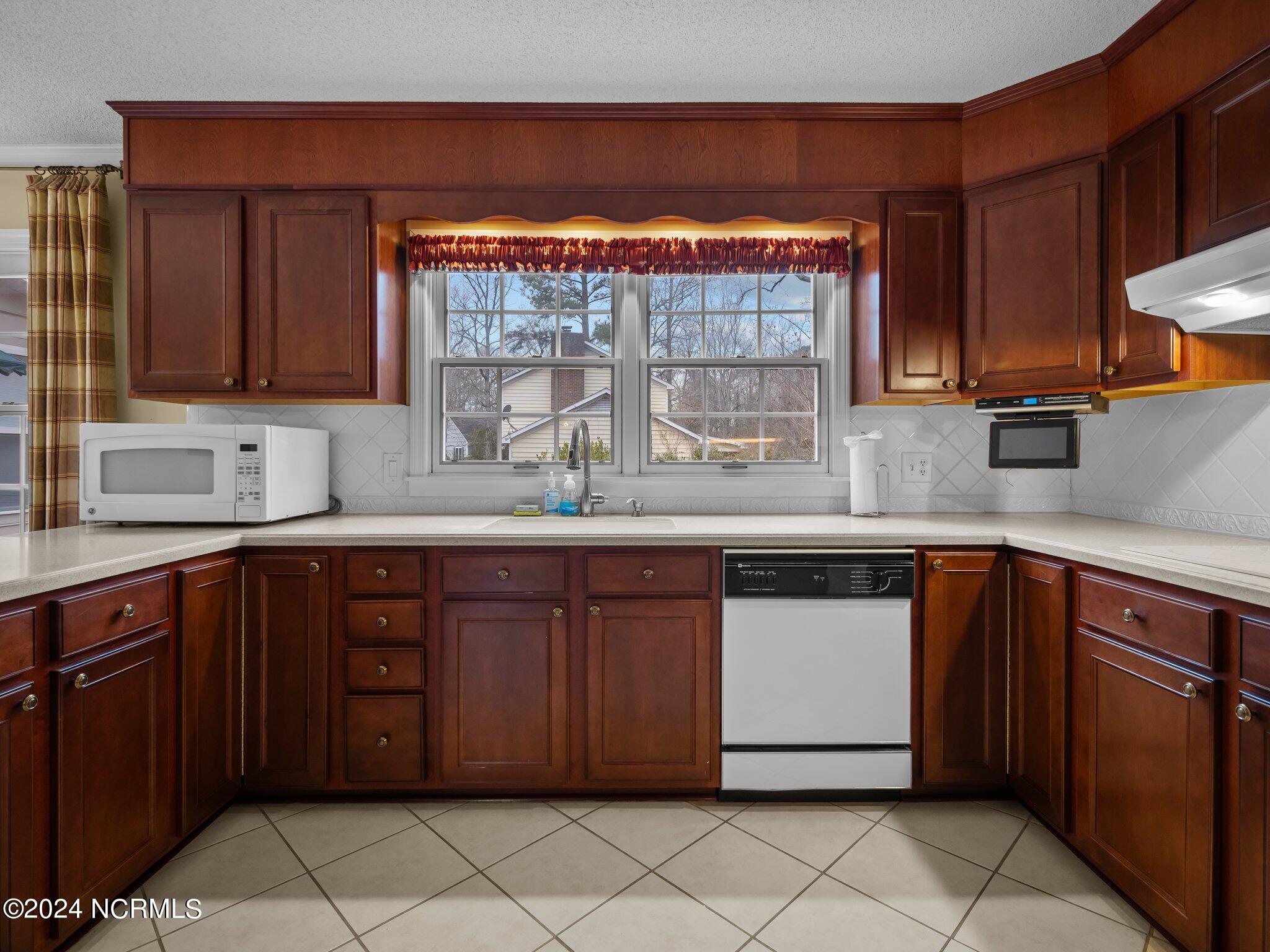 151 Brookview Drive Jacksonville, NC 28540 - Photo 10 of 43 19-web-or-mls-P2166864