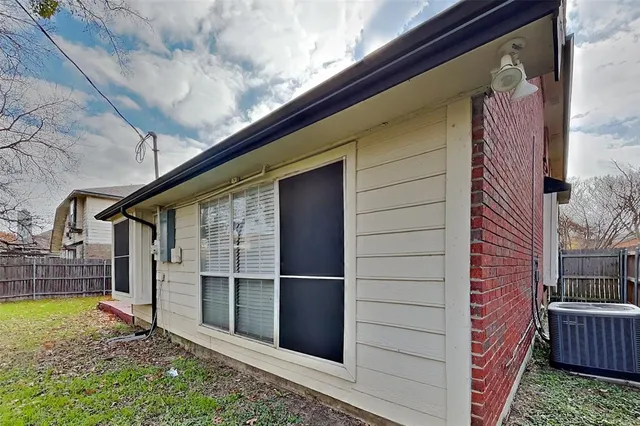 $2,400 | 1011 Silver Spruce Drive, Arlington, TX 76001