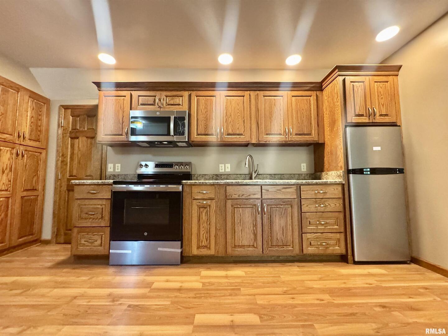 602 South 4th Street Dahlgren, IL 62828 - Photo 8 of 38