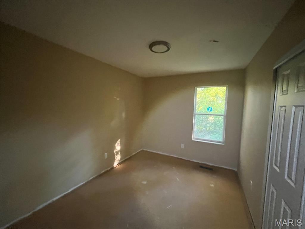 905 Roussillon Court St. Louis, MO 63135 - Photo 3 of 5