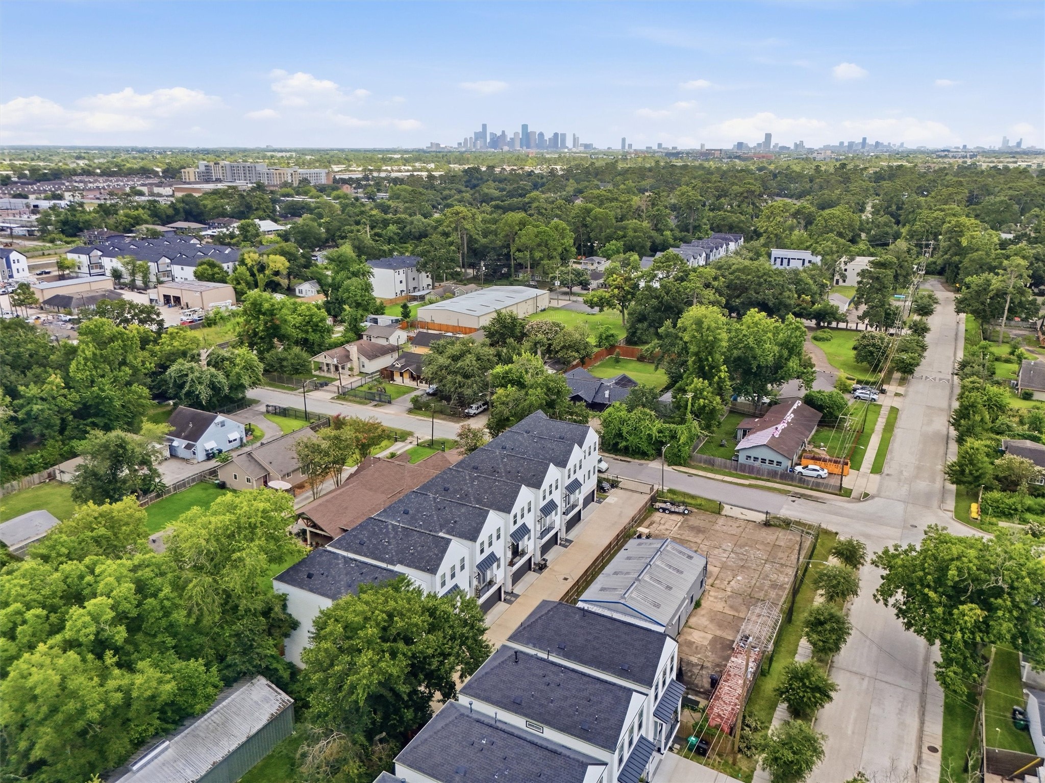 920 Thornton Road, Unit G Houston, TX 77018 - Photo 35 of 37 an aerial view of a city