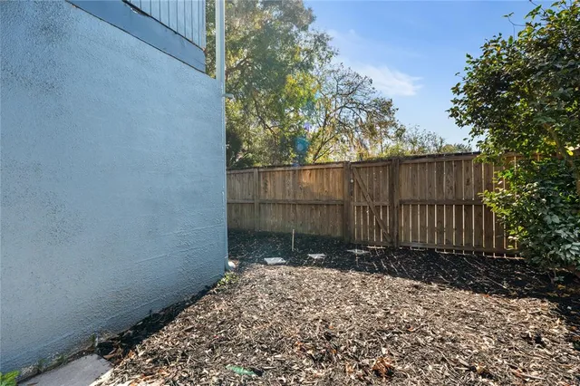 a view of a backyard