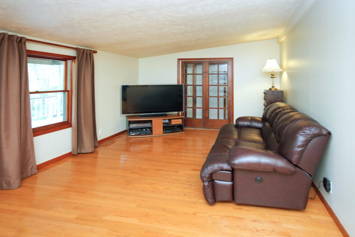 1075 West Sheffield Road Hickory Corners, MI 49060 - Photo 5 of 28 15019730_03