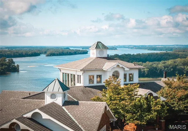 $2,700,000 | 1 Tara Point Drive, Grafton, IL 62037