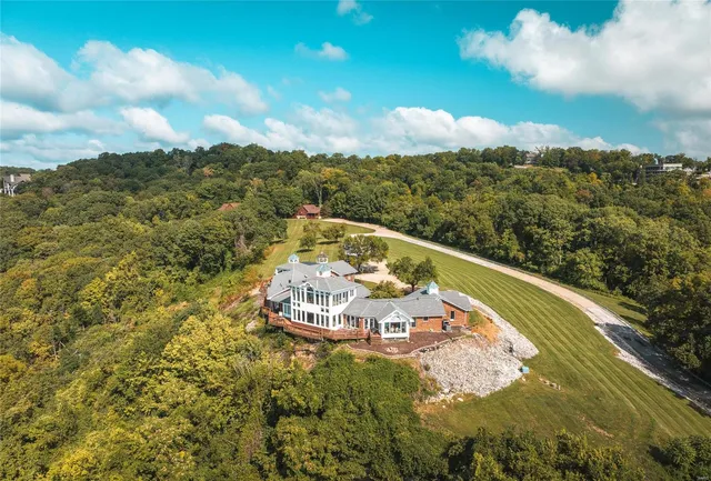 $2,700,000 | 1 Tara Point Drive, Grafton, IL 62037