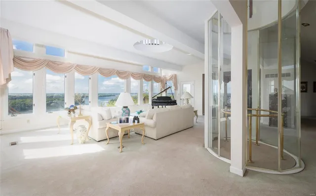 $2,700,000 | 1 Tara Point Drive, Grafton, IL 62037