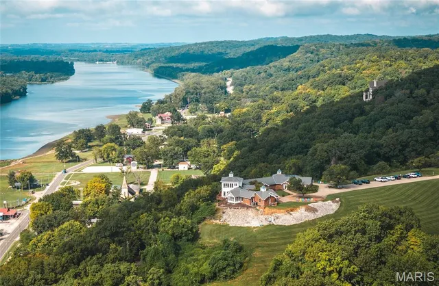 $2,700,000 | 1 Tara Point Drive, Grafton, IL 62037